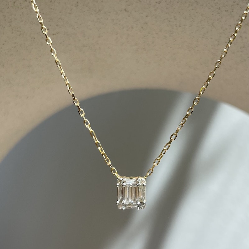 18k Yellow Gold Baguette & Round Diamond Pendant Necklace