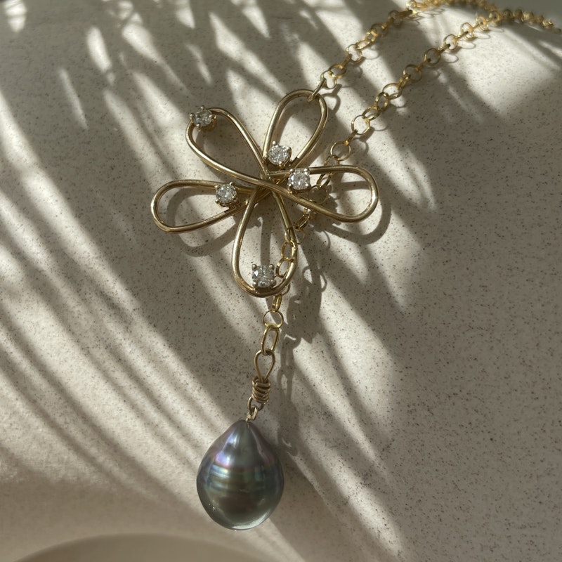 18k Yellow Gold Tahitian Pearl Flower Lariat Necklace