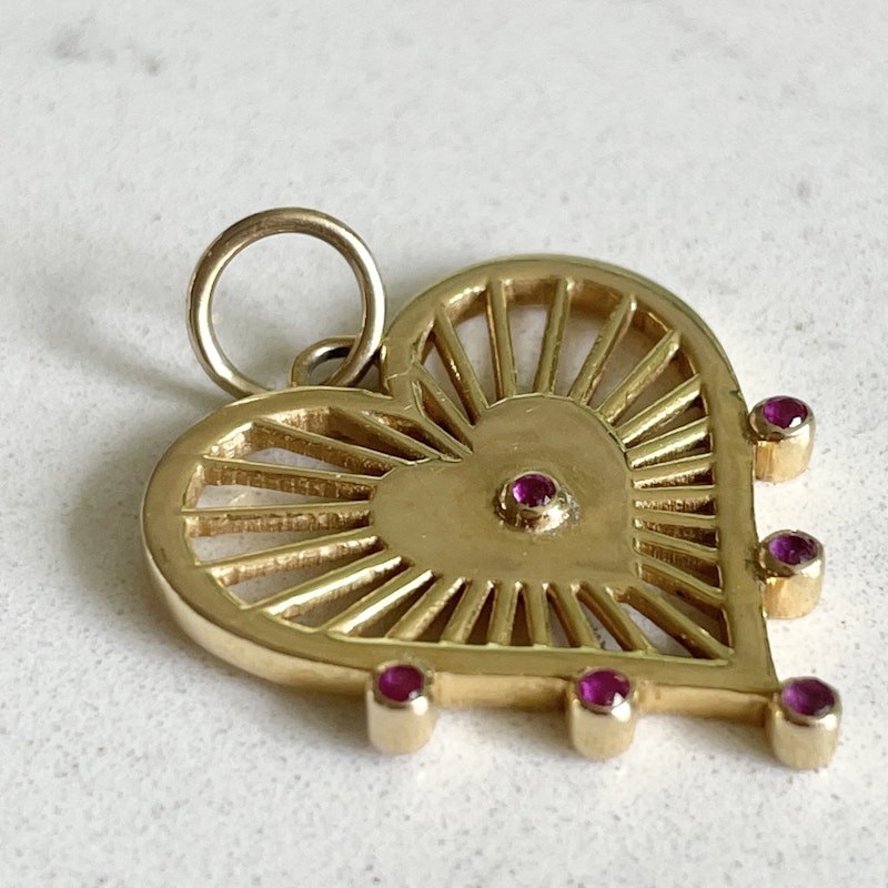 La Muse Gems 14k Yellow Gold and Cabochon Ruby Heart Charm