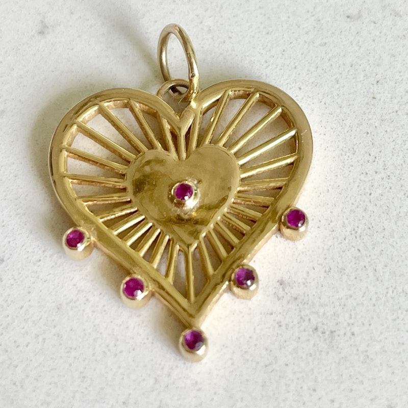 La Muse Gems 14k Yellow Gold and Cabochon Ruby Heart Charm