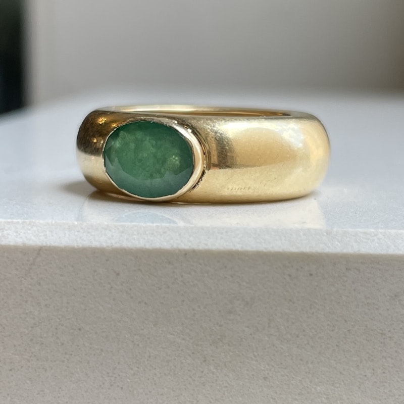 18k Yellow Gold Oval Cut Emerald Tube Ring, size 7