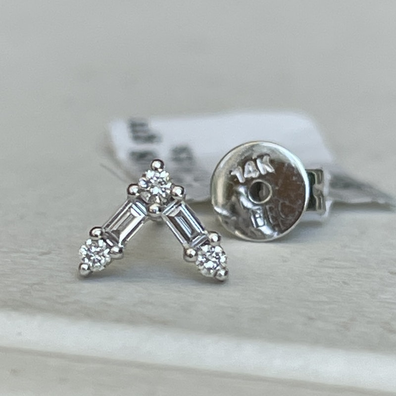 EF Collection 14k White Gold Diamond Baguette Chevron Stud, Single