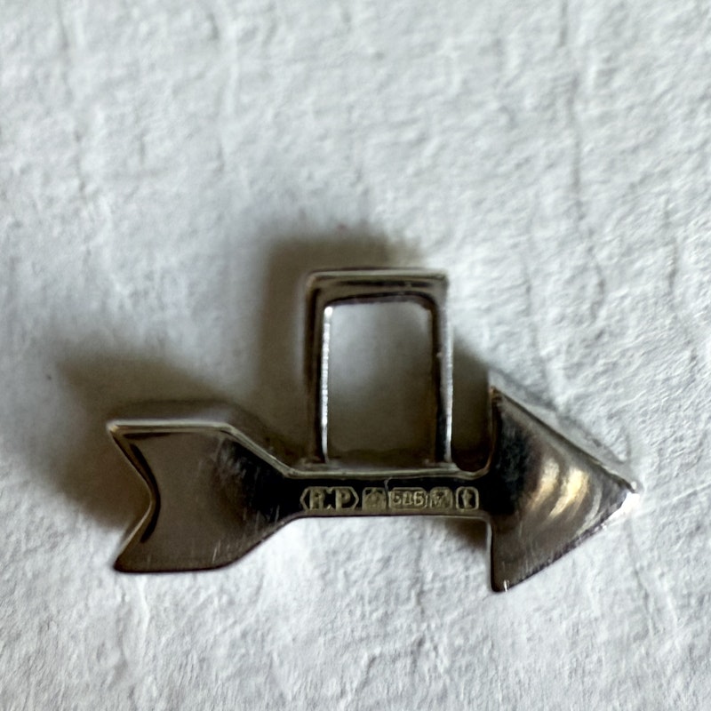 Robinson Pelham Arrow EarWish White Gold (left)