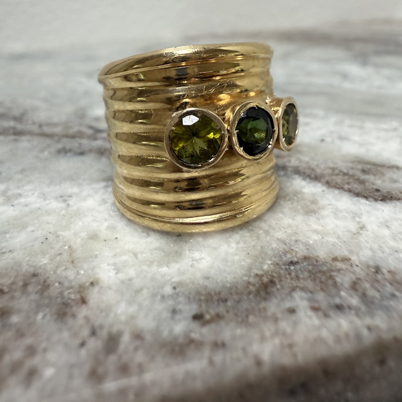 Vintage 18k Yellow Gold Ribbed Green Tourmaline Cigar Band