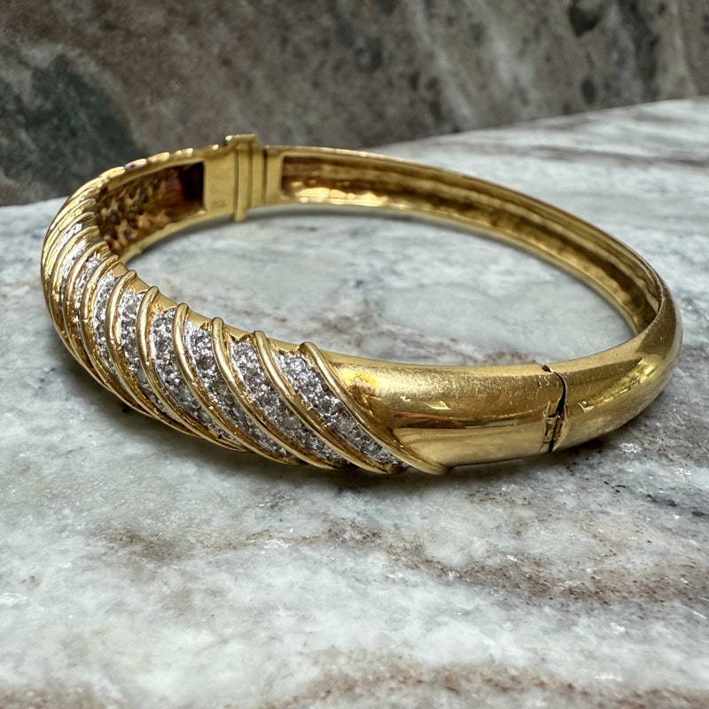 18k Yellow Gold Sculpted Diamond Hinged Bangle Bracelet