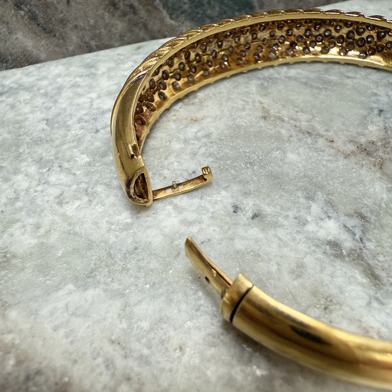 18k Yellow Gold Sculpted Diamond Hinged Bangle Bracelet