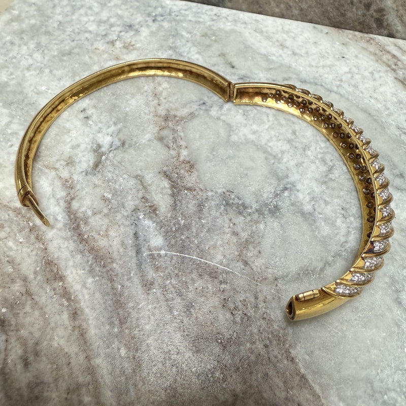 18k Yellow Gold Sculpted Diamond Hinged Bangle Bracelet