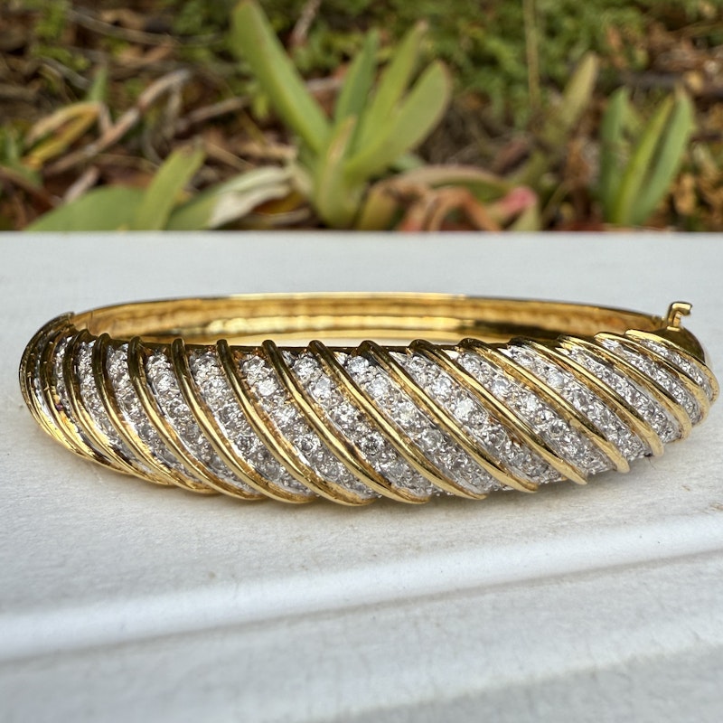18k Yellow Gold Sculpted Diamond Hinged Bangle Bracelet