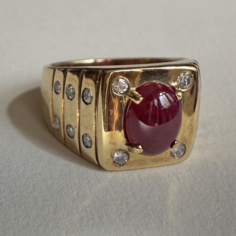 Vintage 14k Yellow Gold Cabochon Ruby & Diamond Ribbed Ring