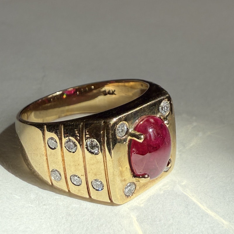 Vintage 14k Yellow Gold Cabochon Ruby & Diamond Ribbed Ring