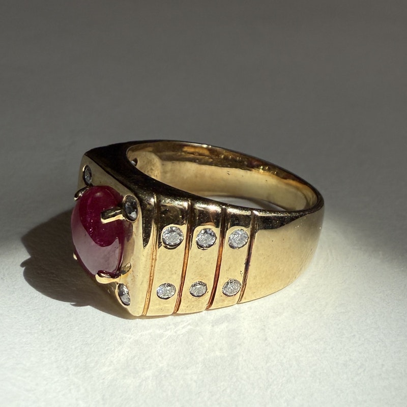 Vintage 14k Yellow Gold Cabochon Ruby & Diamond Ribbed Ring