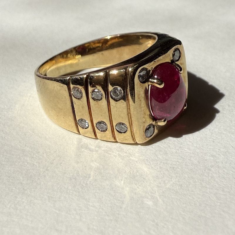 Vintage 14k Yellow Gold Cabochon Ruby & Diamond Ribbed Ring