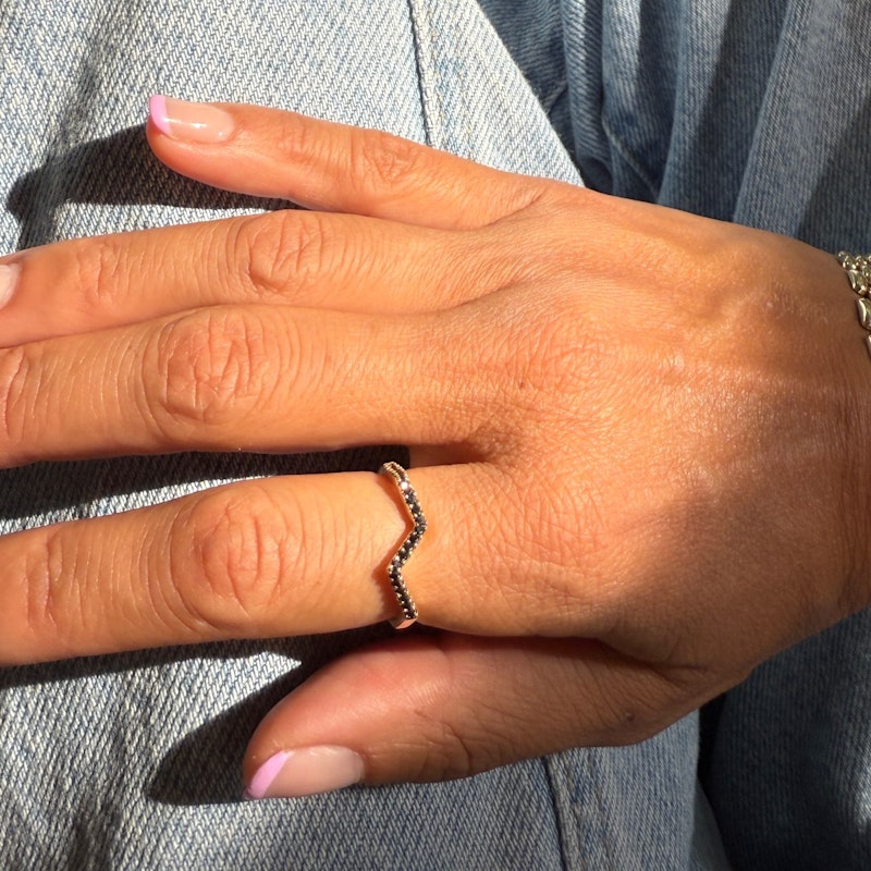 Kavant & Sharart 18k Yellow Gold Small Ziggy Ring with Black Diamonds - sz 7