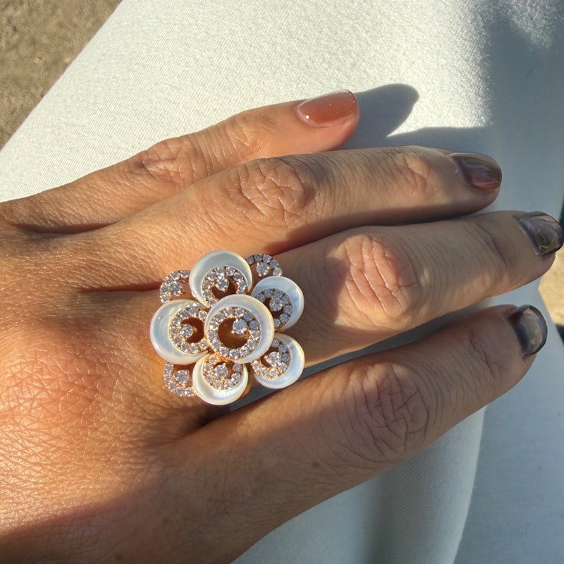 Vintage 18k Rose Gold Diamond & Mother of Pearl Flower Ring