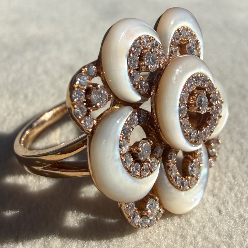 Vintage 18k Rose Gold Diamond & Mother of Pearl Flower Ring