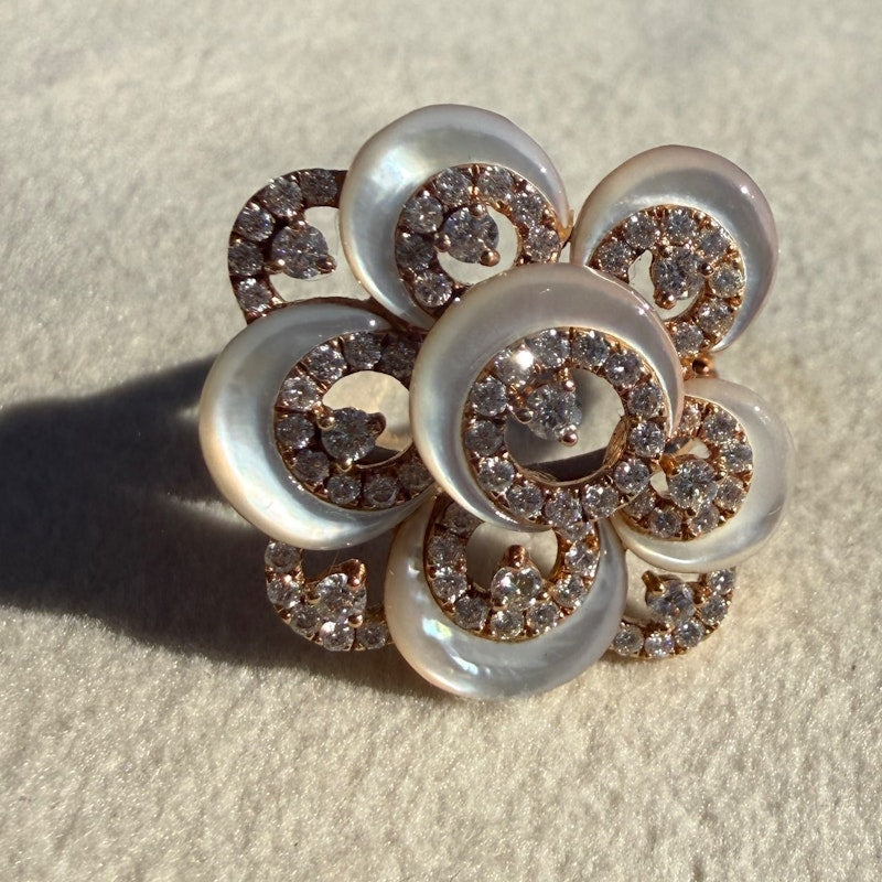 Vintage 18k Rose Gold Diamond & Mother of Pearl Flower Ring