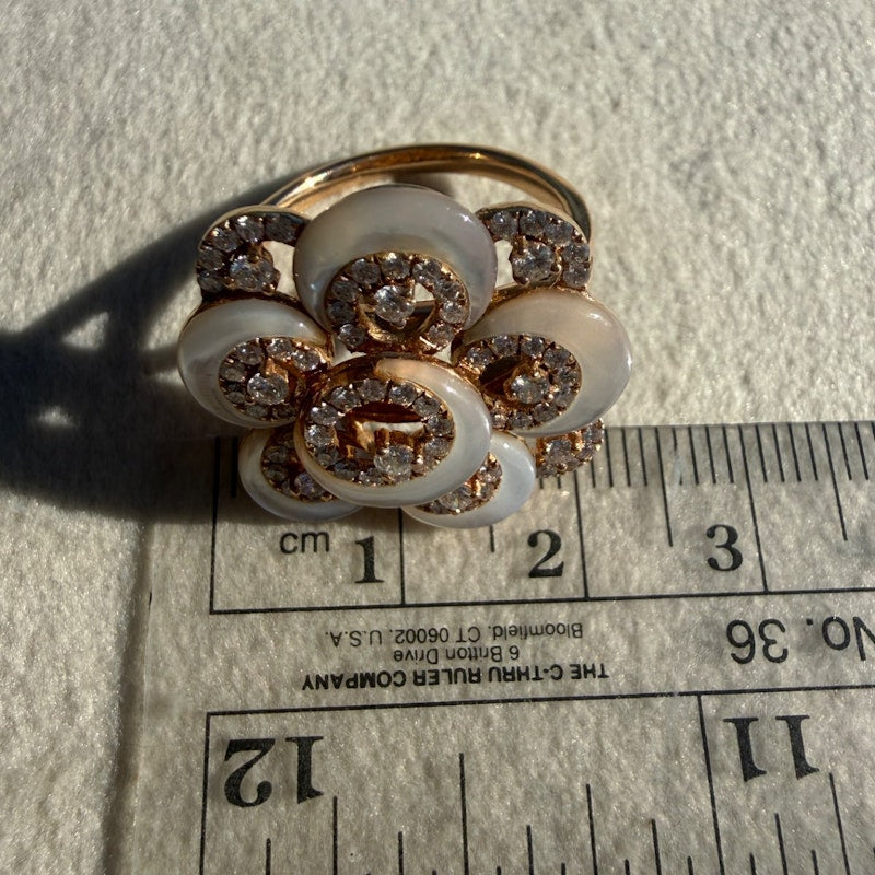 Vintage 18k Rose Gold Diamond & Mother of Pearl Flower Ring