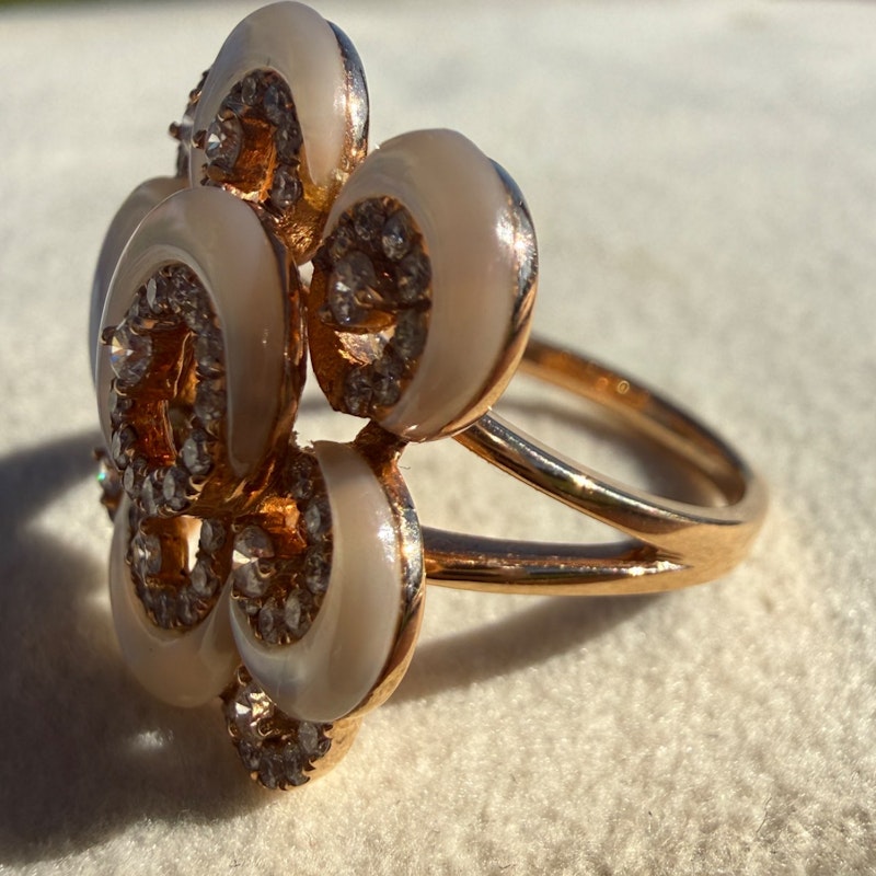 Vintage 18k Rose Gold Diamond & Mother of Pearl Flower Ring