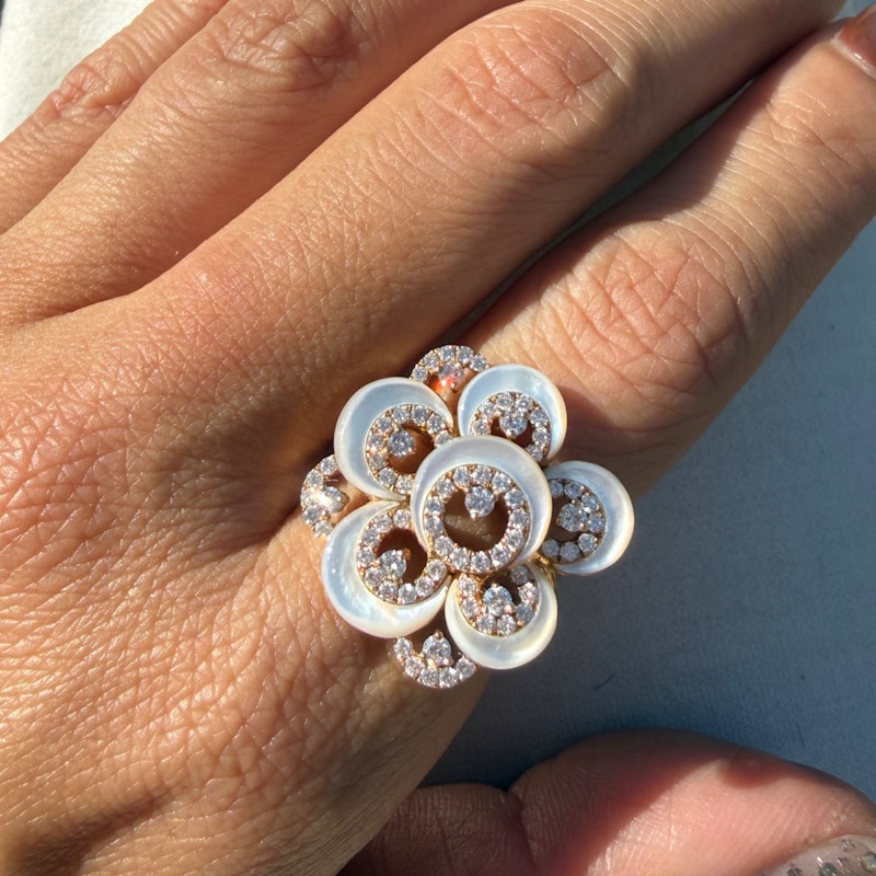 Vintage 18k Rose Gold Diamond & Mother of Pearl Flower Ring