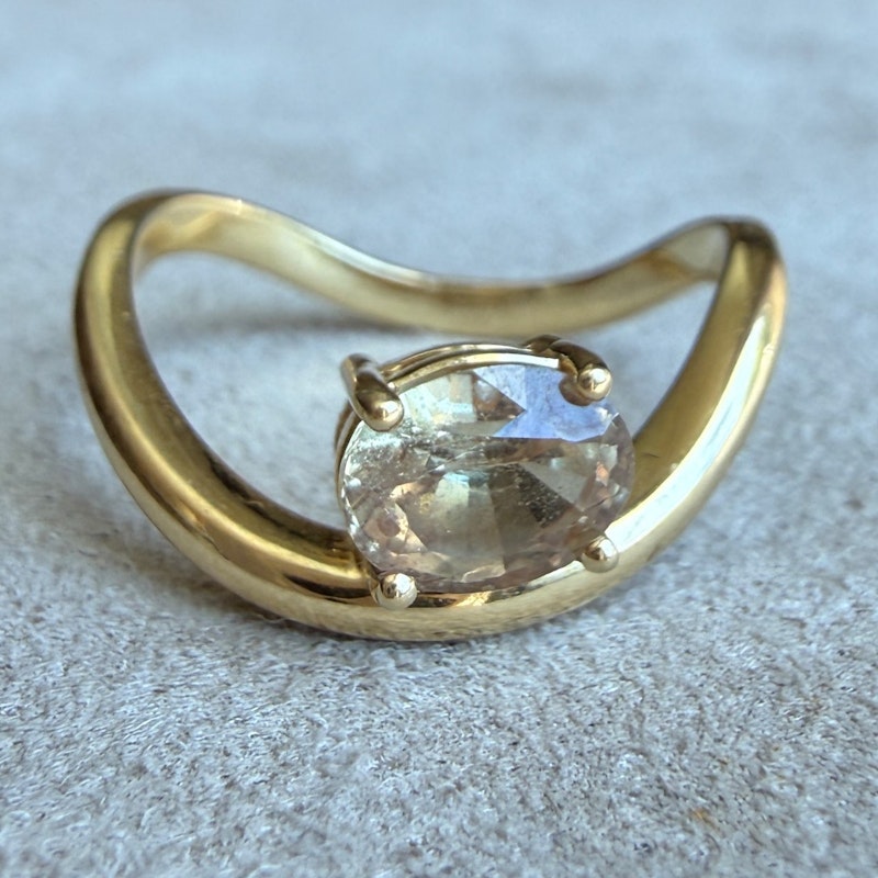18k Yellow Gold Oval Champagne Sapphire Levitate Ring