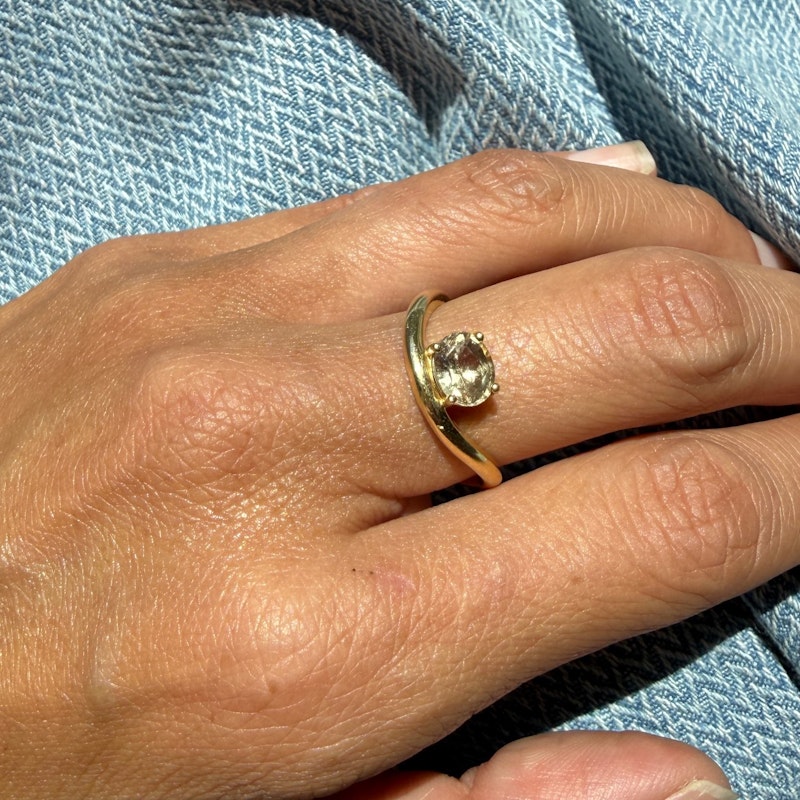 18k Yellow Gold Oval Champagne Sapphire Levitate Ring
