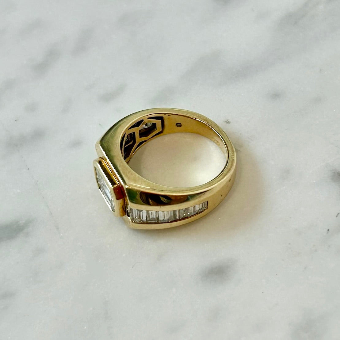 SHAY Diamond Illusion Signet Pinky Ring in 18k Yellow Gold