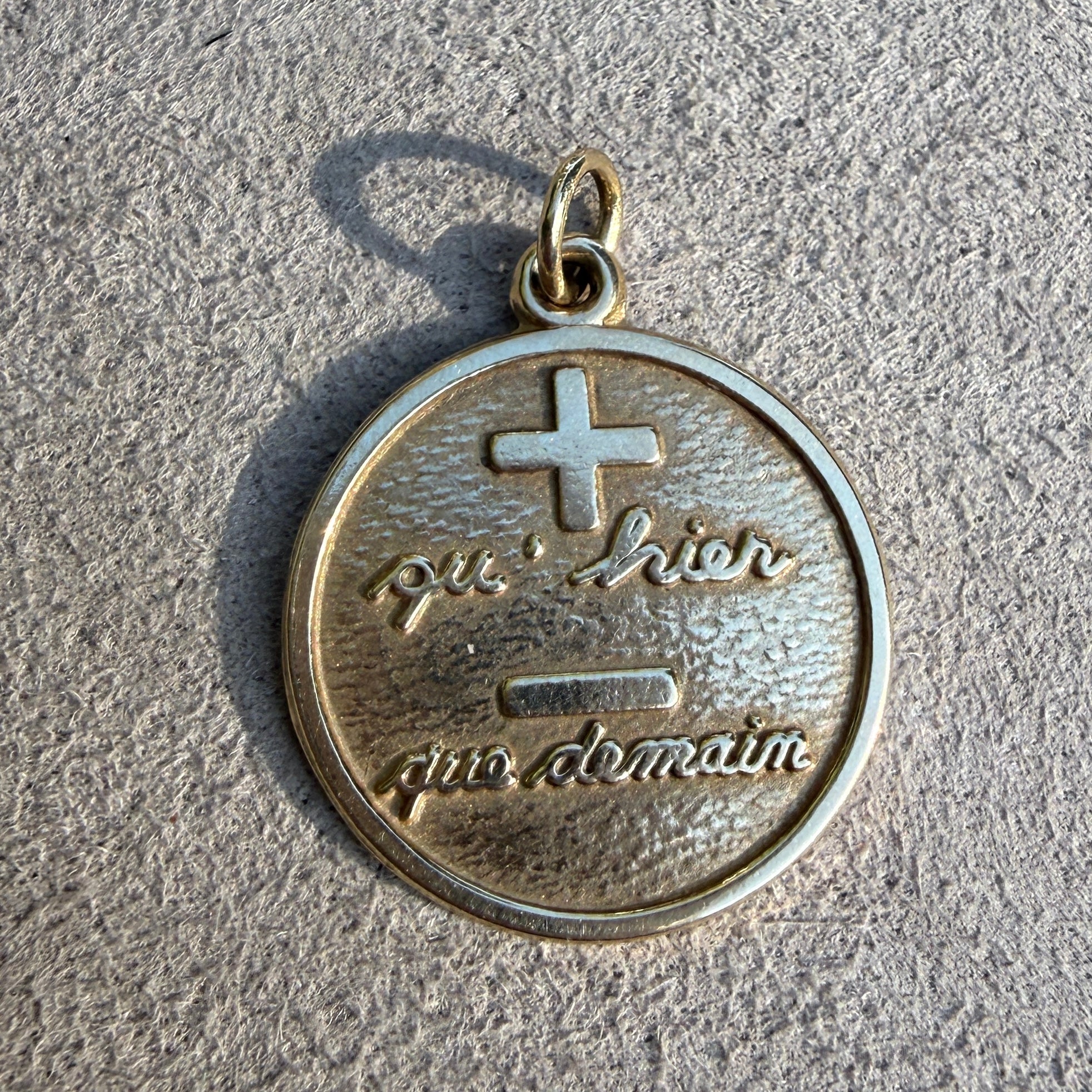 Vintage 14k Yellow Gold "Plus Qu'Hier, Que Demain" Medallion Charm