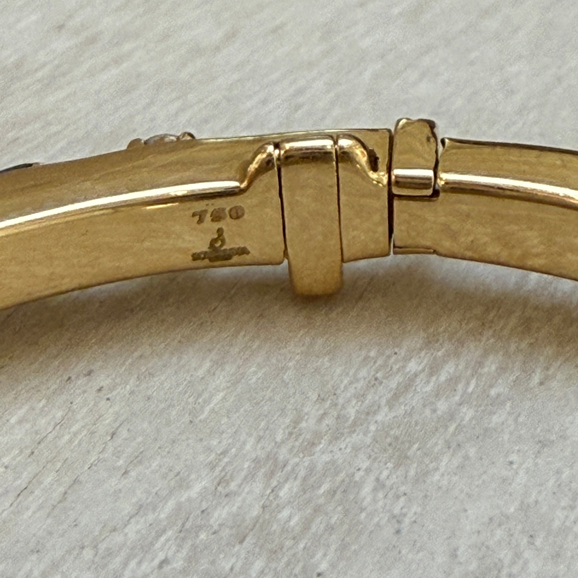 Sorellina Baguette and Diamond Bangle in 18k Yellow Gold